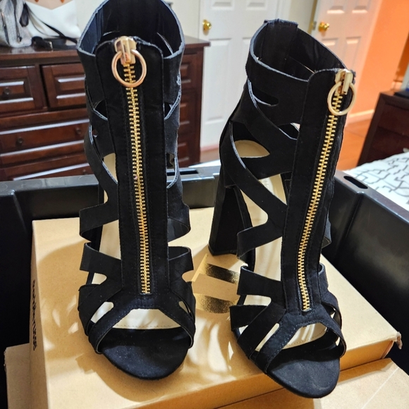 High heels - Picture 1 of 3